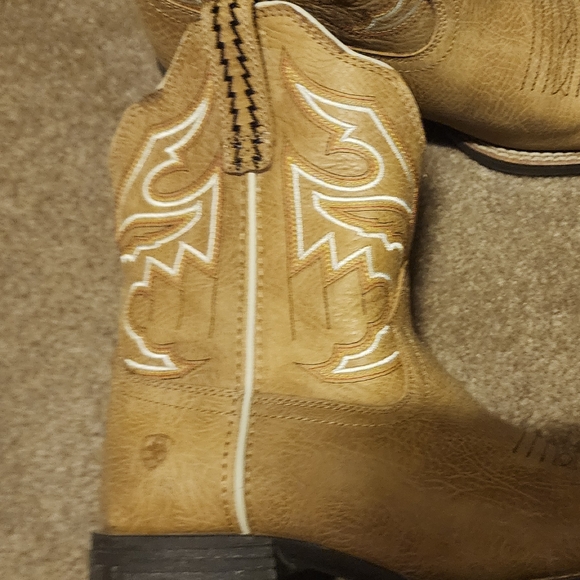 Size 4 Ariat light tan Cowboy boots - Picture 2 of 6